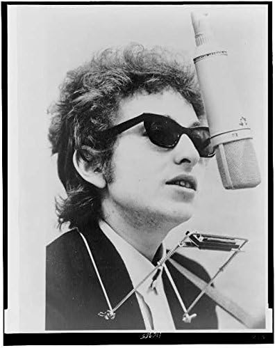 Foto: Bob Dylan, Robert Allen Zimmerman, stând în spatele microfonului deasupra capului